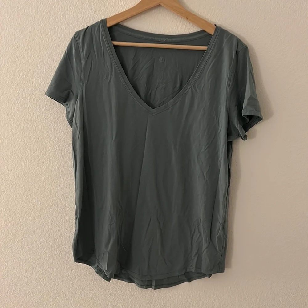 Lululemon tee - Picture 1 of 2